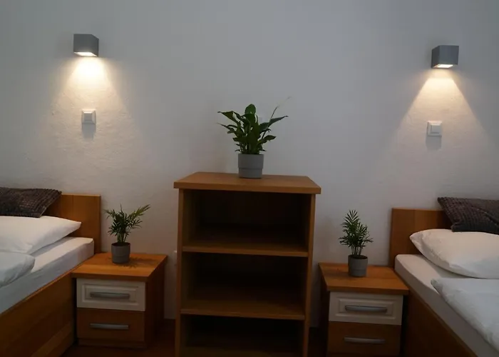 מלון דירות Sneznik Castle Estate 3*